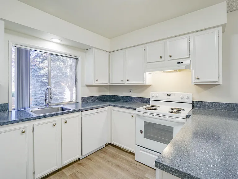 Charwin Court Apartments — Photo 34