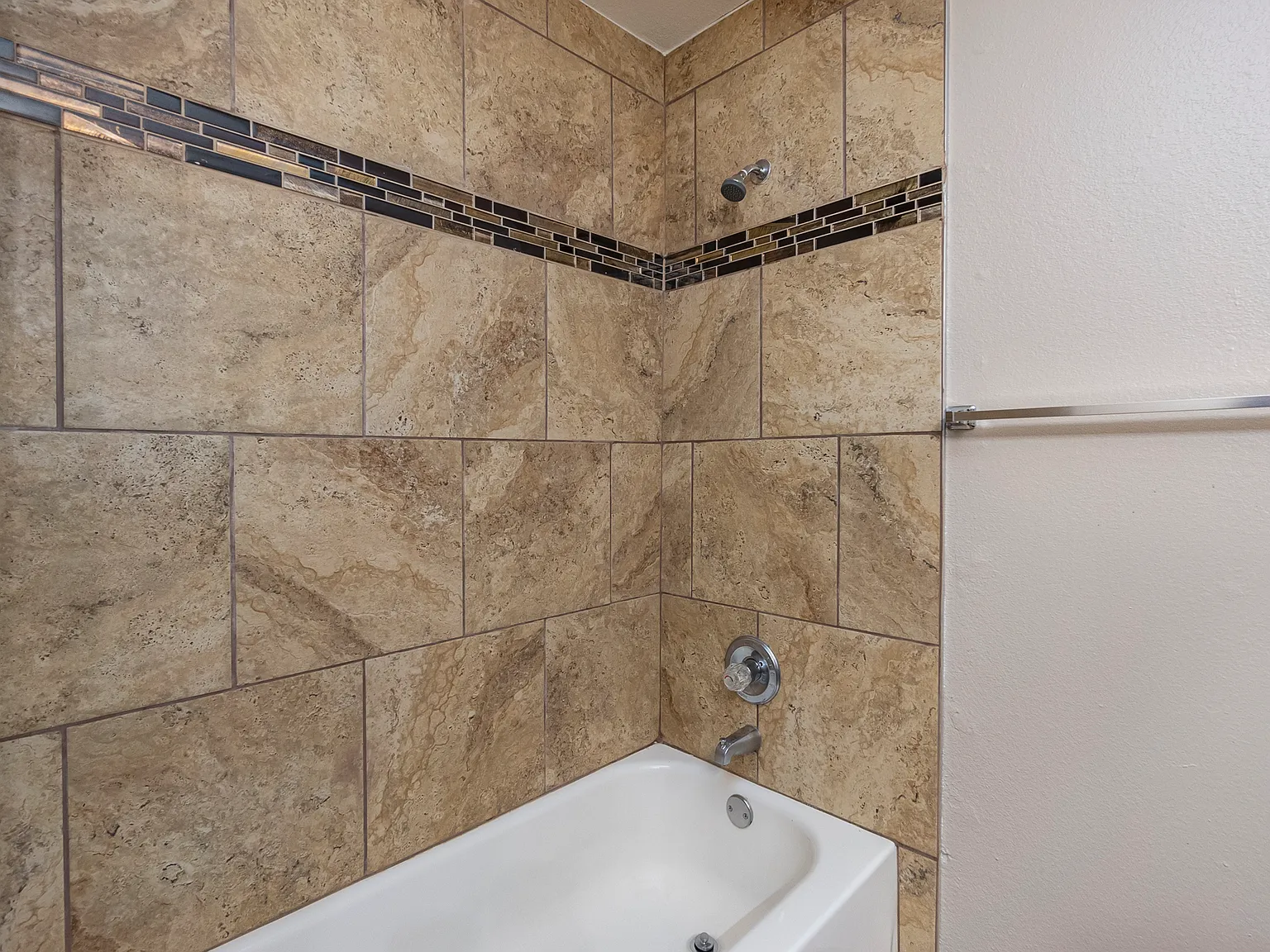 3 bed, 1.5 bath, 950 sqft, $1,295 — Photo 4