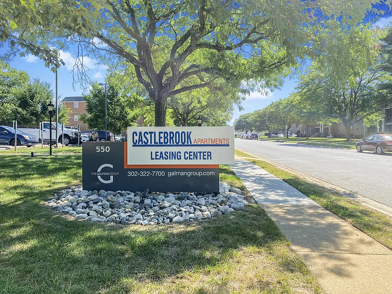 550 S Dupont Pkwy — Photo 49