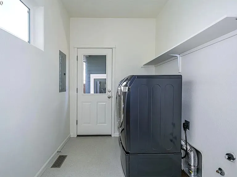 153 NE Porto Way — Photo 9