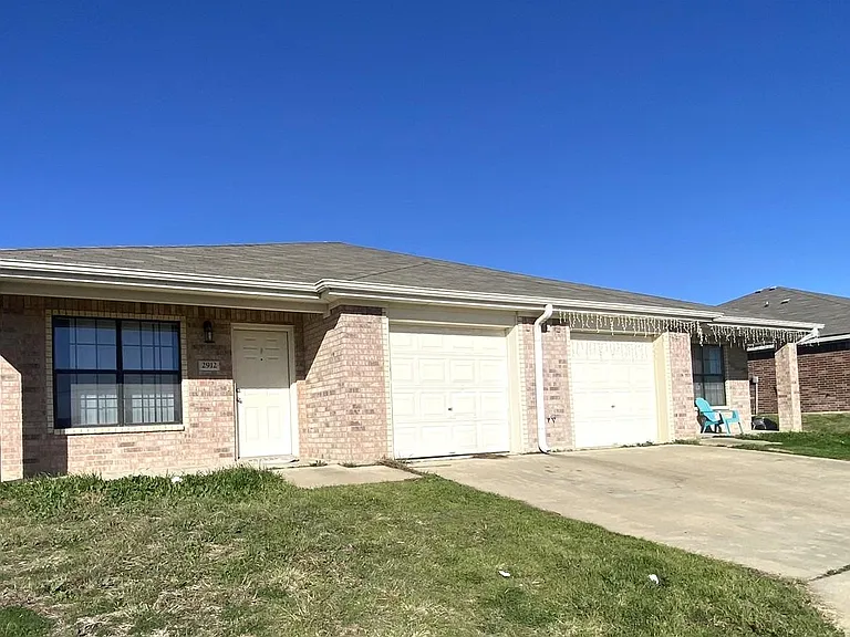 2912 Ashley Dr — Photo 2