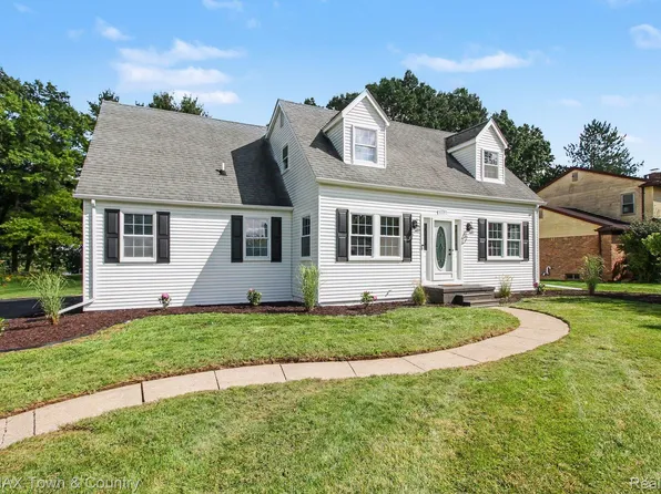 1337 Osborn Lake Dr, Brighton, MI 48114