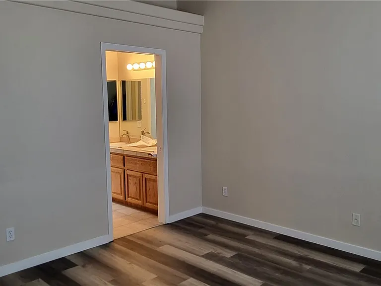 2105 E Crystal Dr — Photo 7