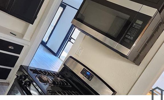 5th image of 716 W 60th St