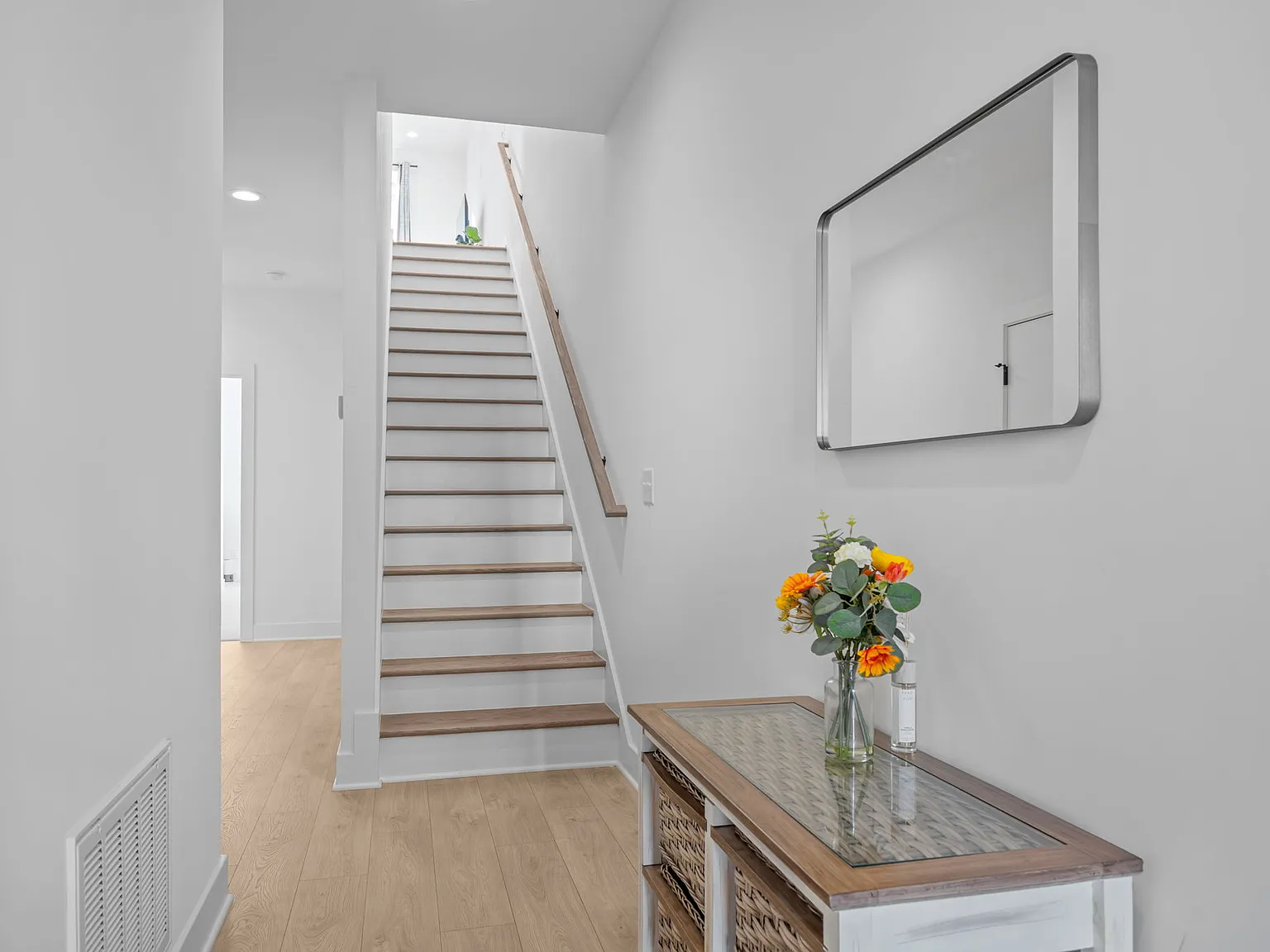 3 bed, 2.5 bath, 1800 sqft, $3,200 — Photo 2