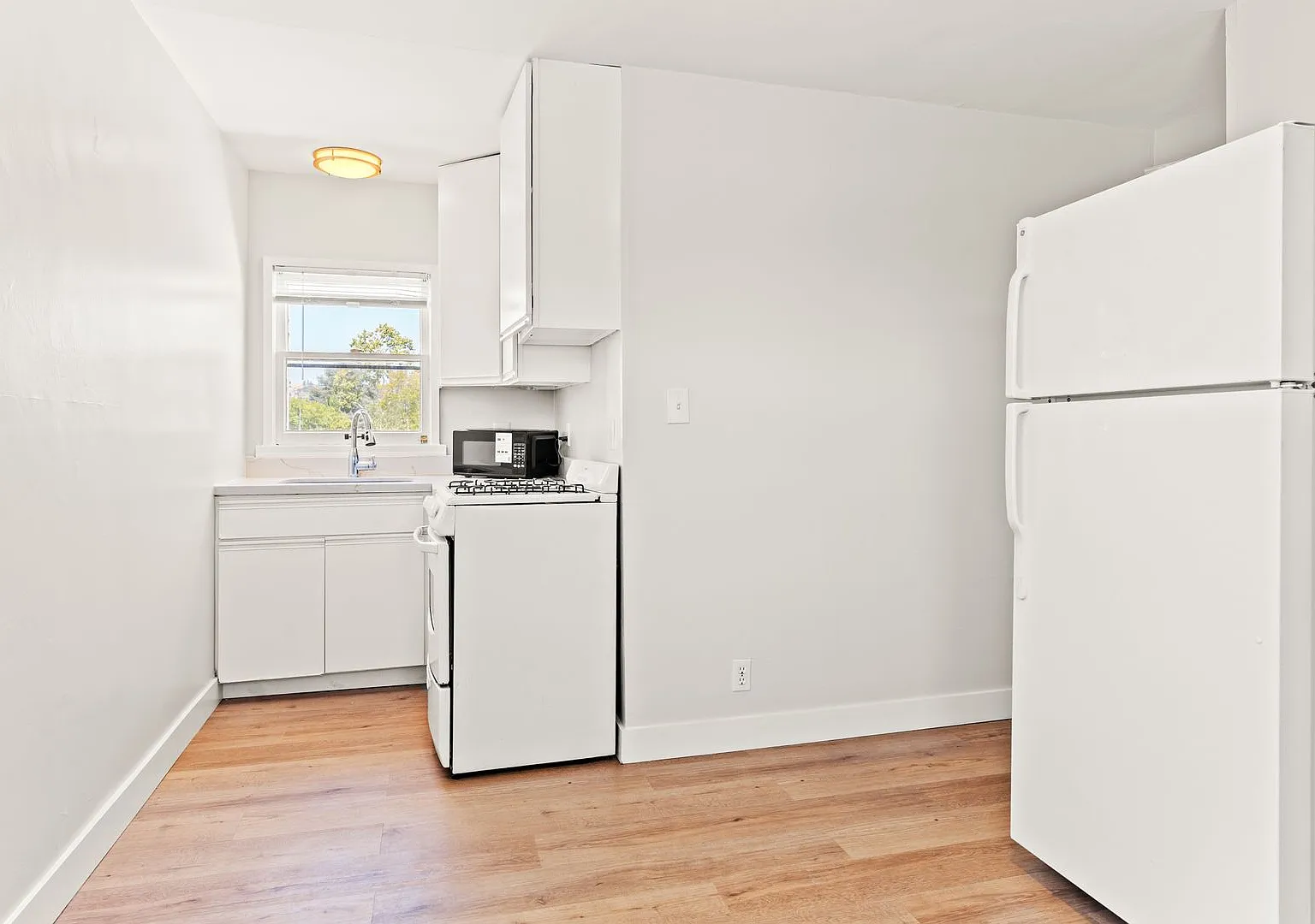 Charming San Leandro Duplex: 2 Bed w/ In-unit Laundry & Off-street Parking — Photo 4
