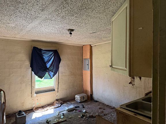 3rd image of 1224 E Reeder St