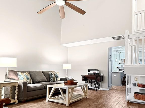 5th image of 300 Yellow Hawthorn Cir