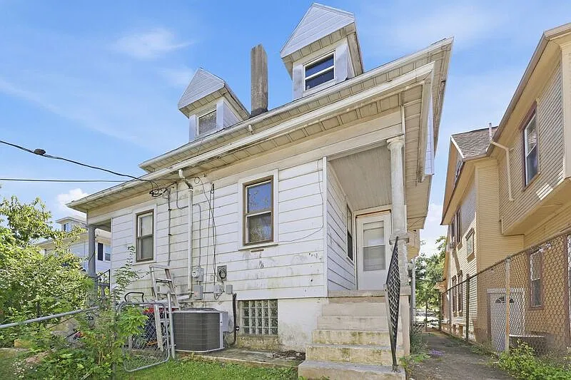 3 bed, 1.0 bath, $1,075 — Photo 3