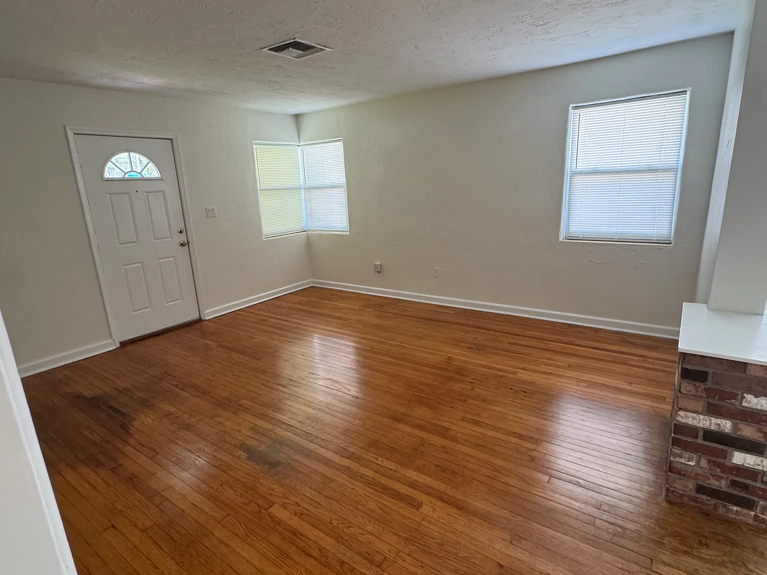 3 bed, 1200 sqft, $3,200 — Photo 2