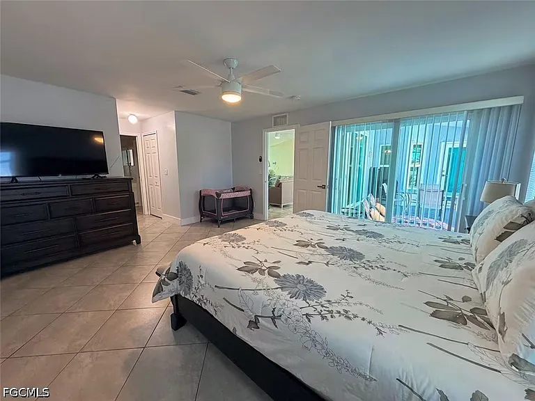 2937 SW 8th Pl — Photo 10