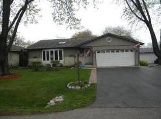 115 Oakleaf Rd, Lake In The Hills, IL 60156