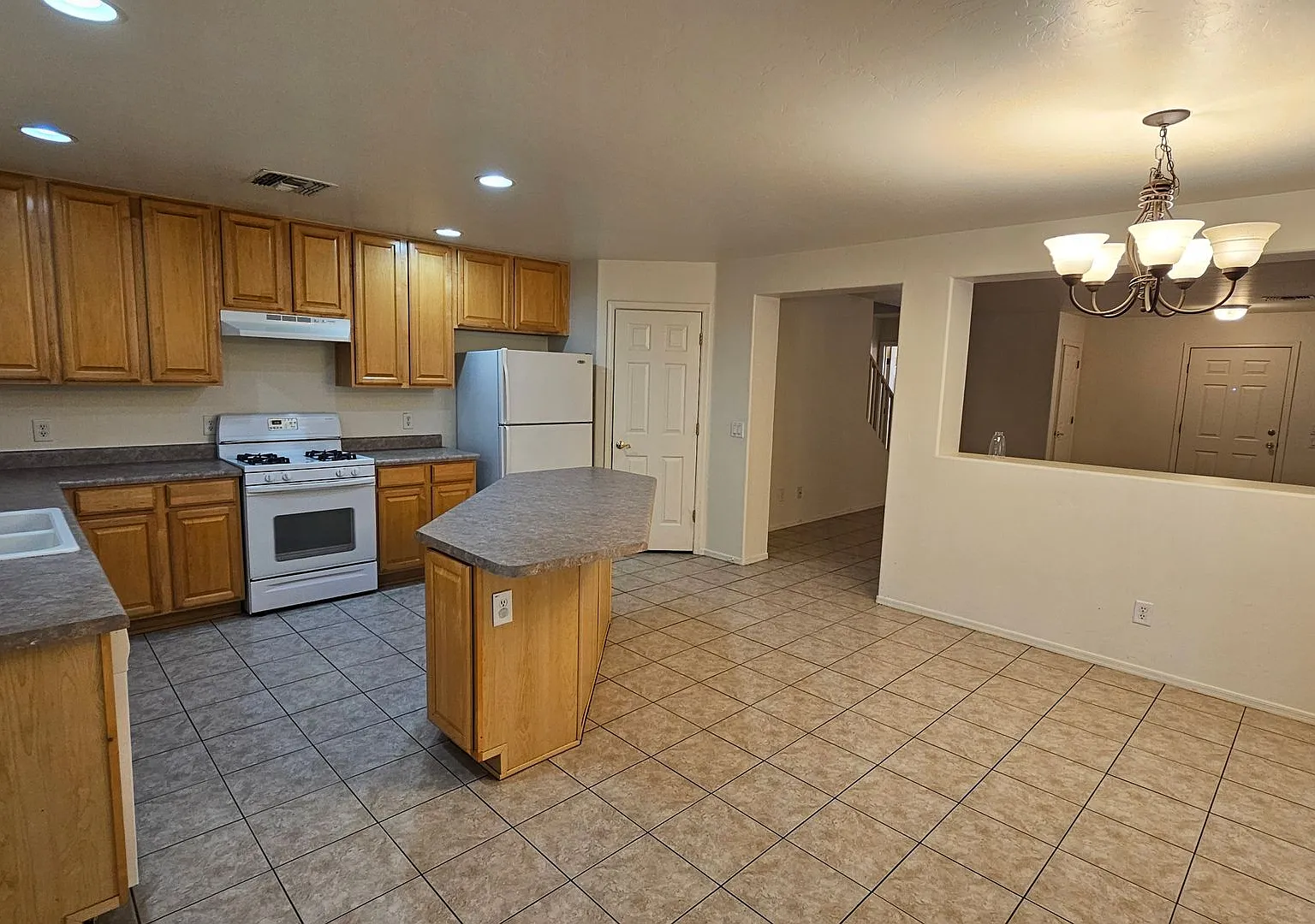 Beautiful 3 Bed 2 Bath Riverhaven - 2 story home! — Photo 2
