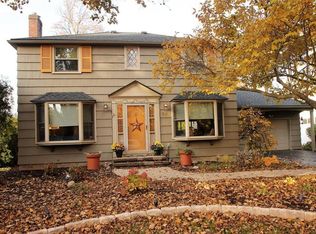 60 Hollyvale Dr, Rochester, NY 14618