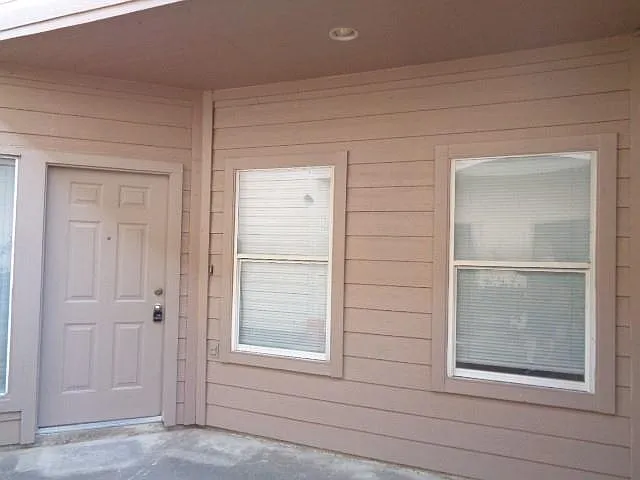 3 bed, 2.5 bath, 2098 sqft, $1,900 — Photo 2