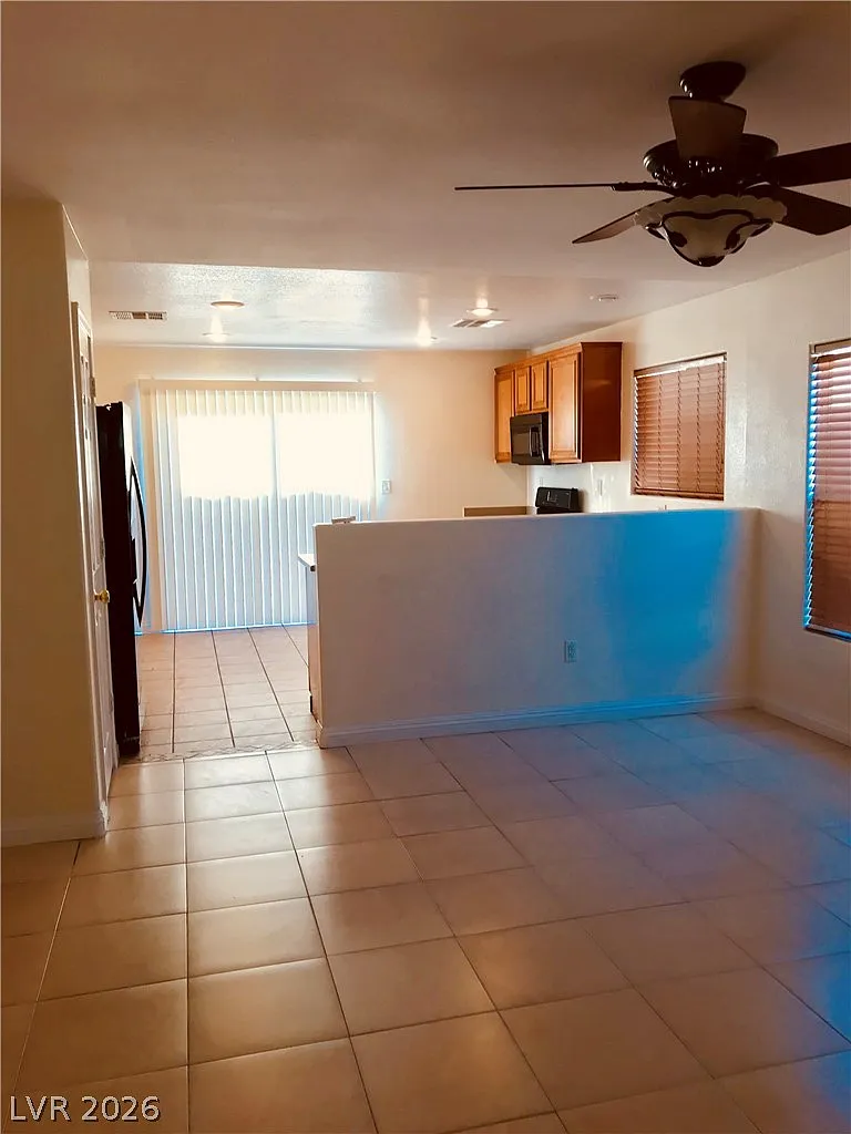 3 bed, 2.5 bath, 1279 sqft, $1,750 — Photo 4