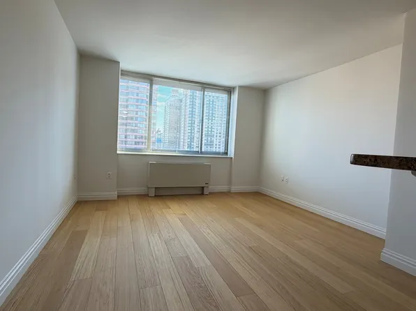 1500 Lexington Avenue image 2 of 15