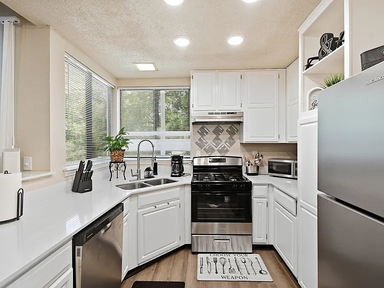 2324 W Newton St — Photo 6