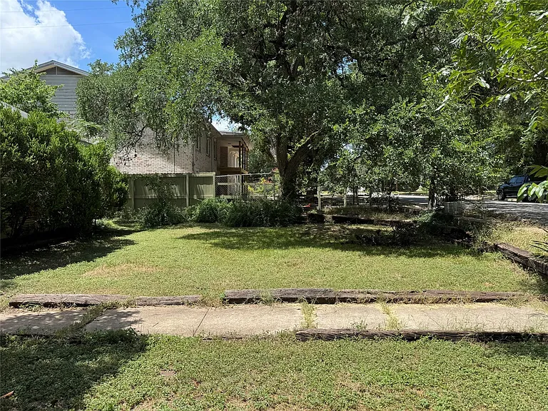601 W San Antonio St — Photo 6