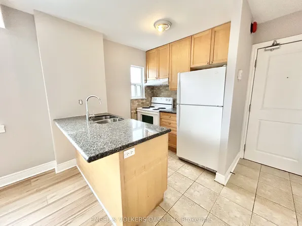 11 33rd St #208, Toronto, ON M8W 3G7