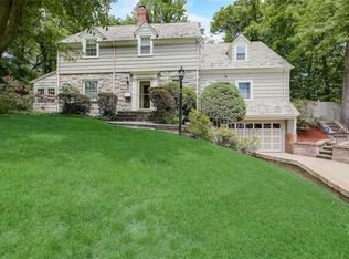 5 Ravine Rd, Great Neck, NY 11023