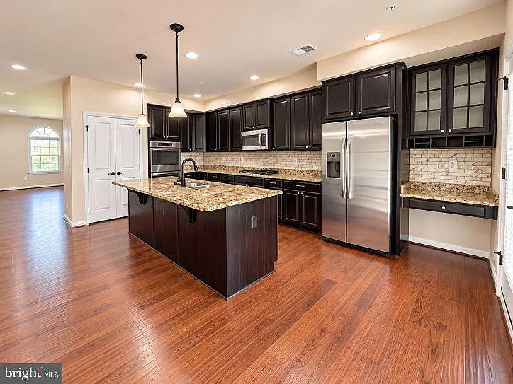 3 bed, 2.5 bath, 2641 sqft, $2,900 — Photo 4