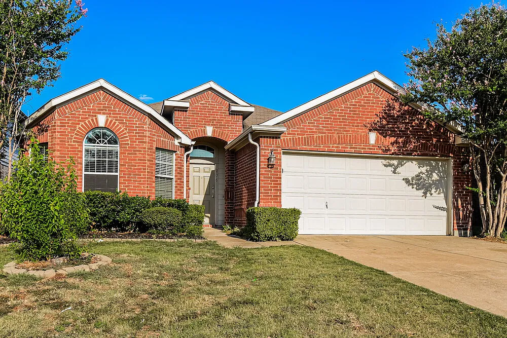 3 bed, 2.0 bath, 1620 sqft, $1,765 — Photo 3