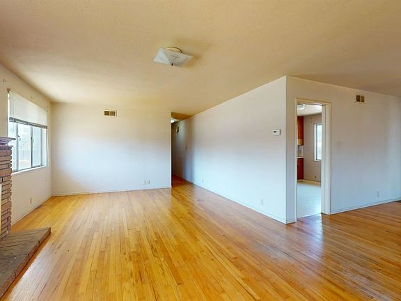 3rd image of 915 Pine St