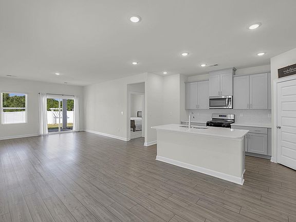 4th image of 214 Coulter Ct