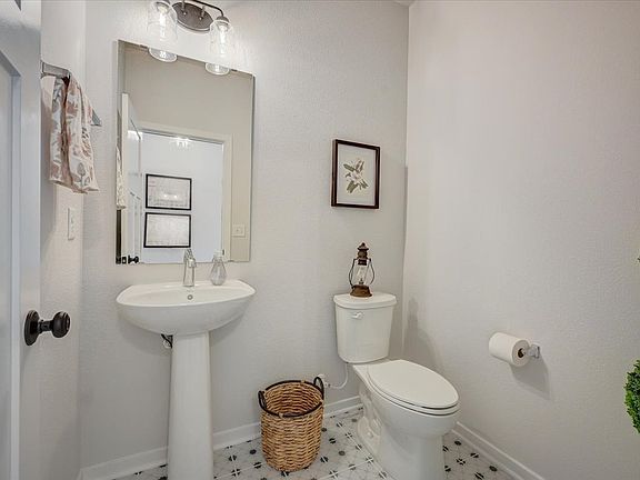 Everett Powder Room