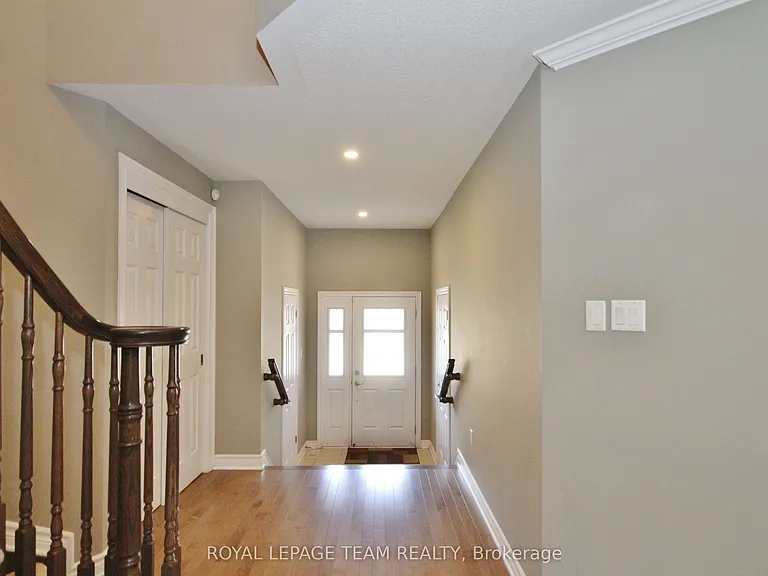 302 Tourmaline Cres — Photo 2