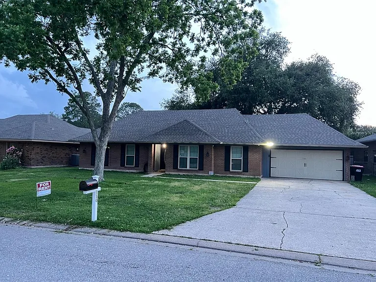 110 Highland Dr — Photo 1