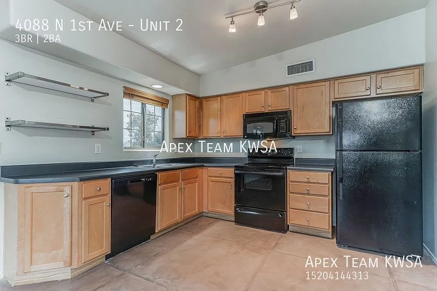 $1170 - Beautiful 3 Bed | 2 Bath Upstairs Unit Located in Campus Farm Neighborhood — Photo 3
