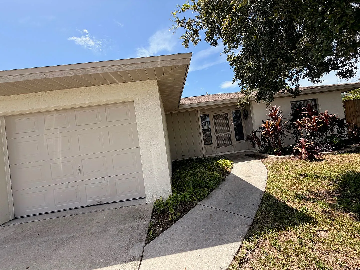 Fully remodeled 2/2 with Garage — Photo 1