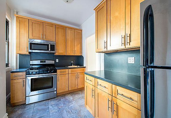 4th image of 225 W 12th St APT 5C