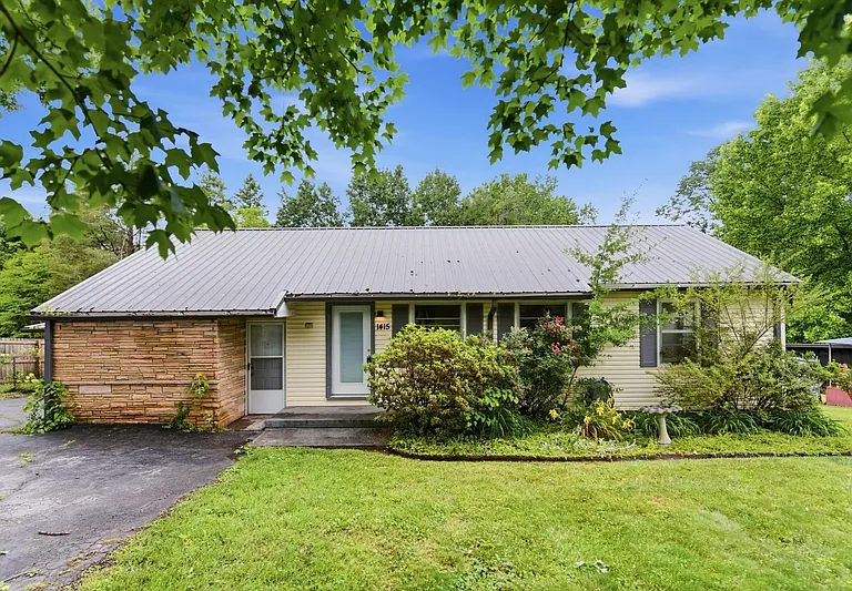 1415 Creekwood Dr — Photo 1