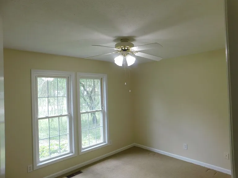 102 Meadowbrook — Photo 6
