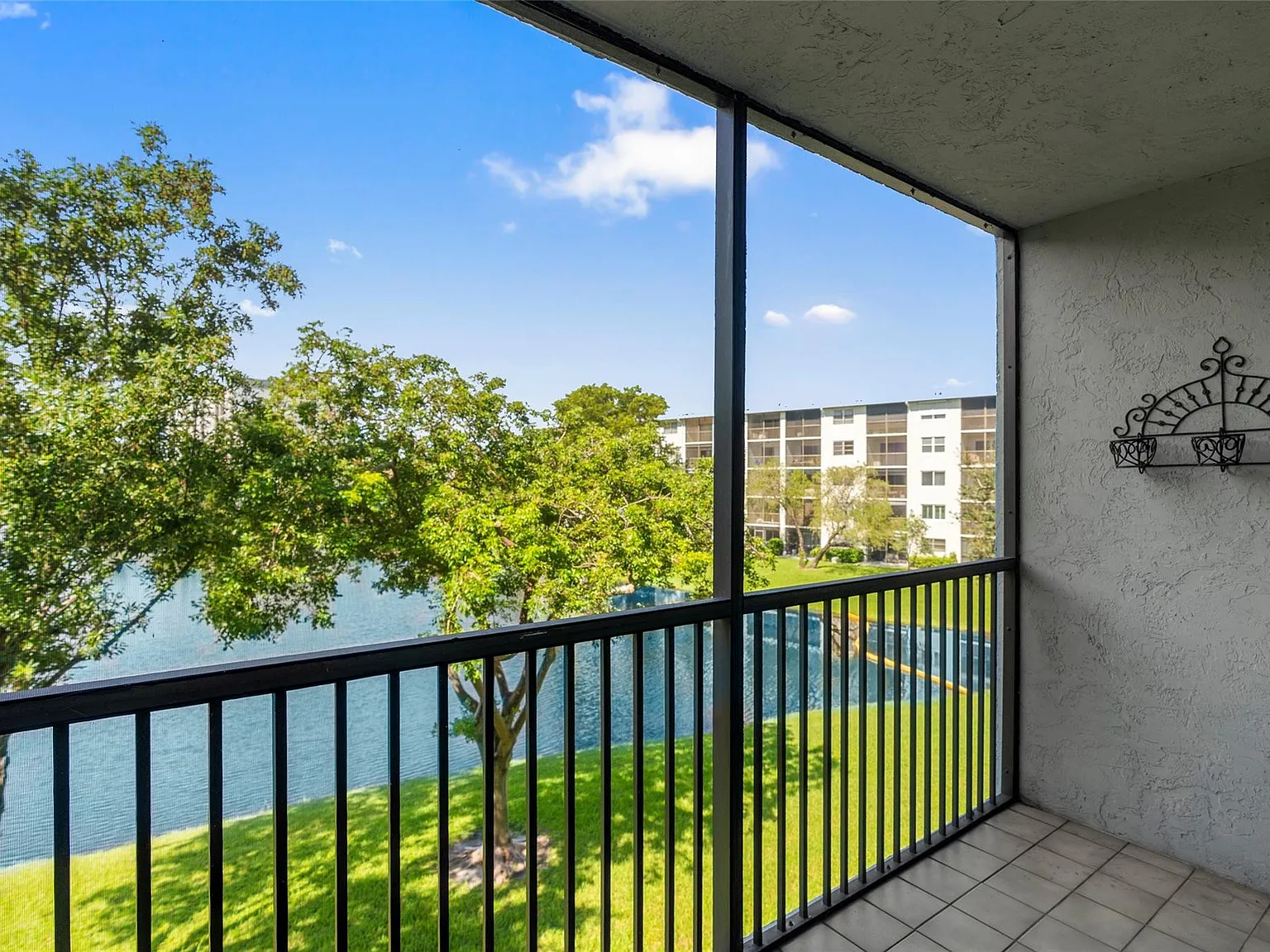 2 bed, 2.0 bath, 825 sqft, $2,000 — Photo 3