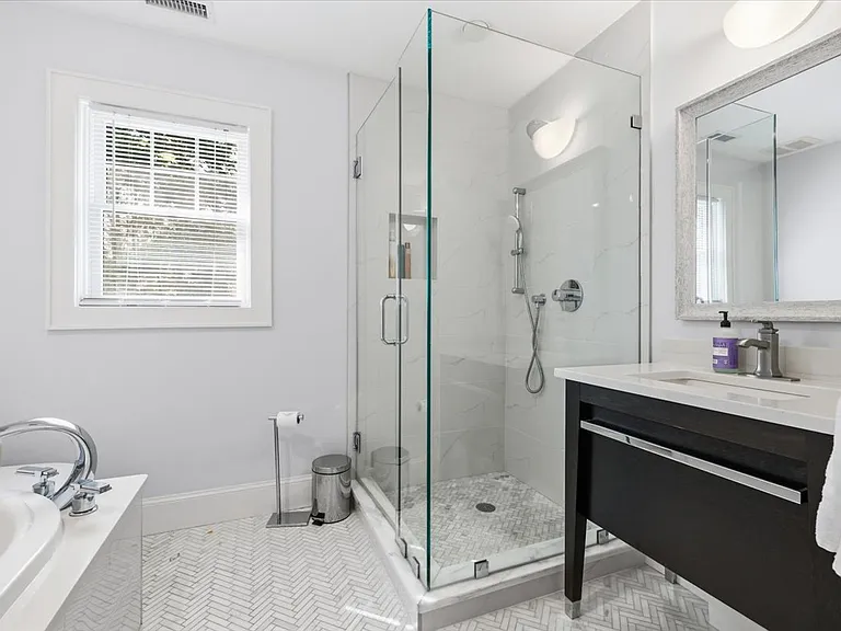 49 Beach Ave — Photo 29
