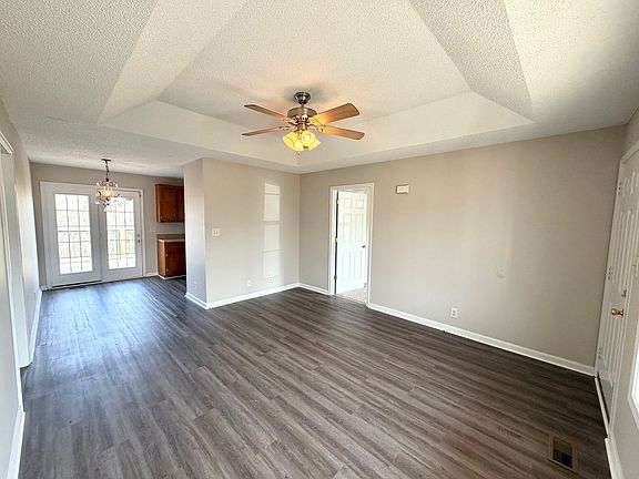 3rd image of 935 Lindsey Dr