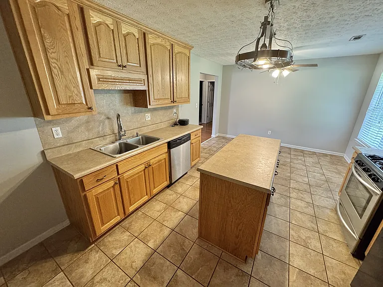 2237 Ross Ln — Photo 6