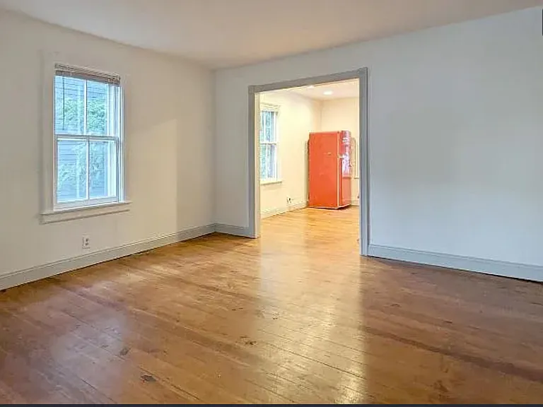 11-13 Hart Ave — Photo 4