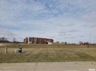 2704 N 13th St, Clinton, IA 52732