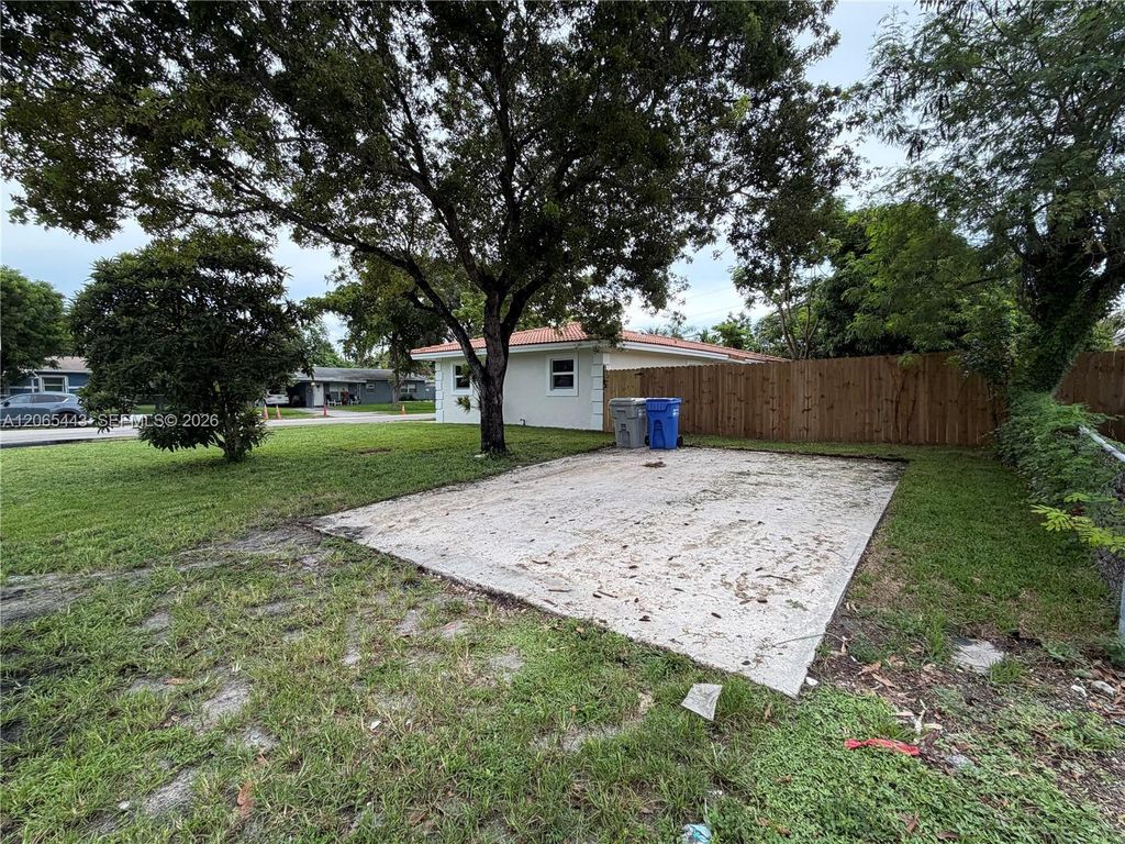 110 NE 17th Ct, photo 3