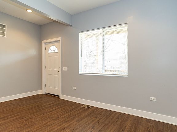 5th image of 1810 W Touhy Ave