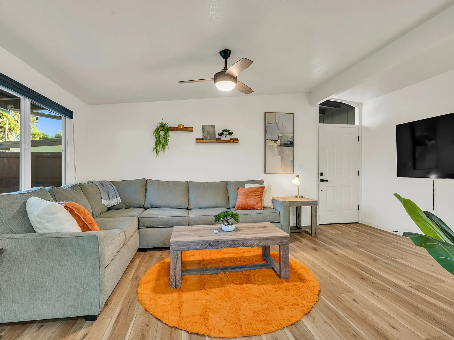 2 bed, 800 sqft, $5,000 — Photo 2