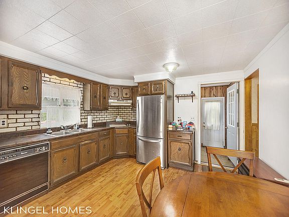 3rd image of 870 E Norton Ave