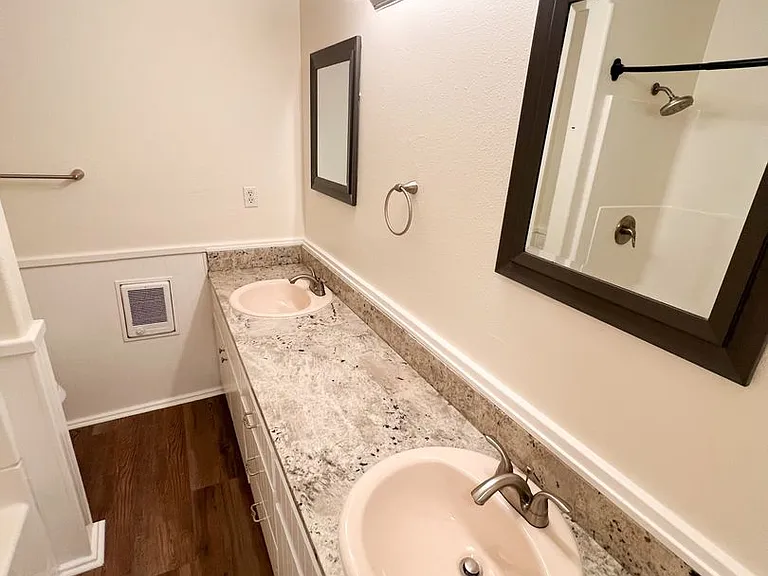 1107-1111 — Photo 25