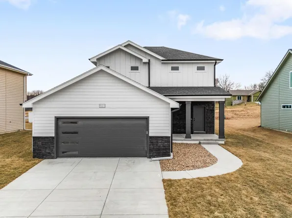 921 Arlene Cir, Papillion, NE 68046