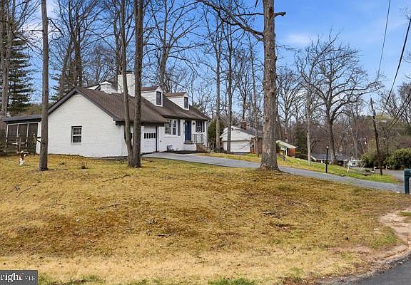 3rd image of 115 Lillian Ln